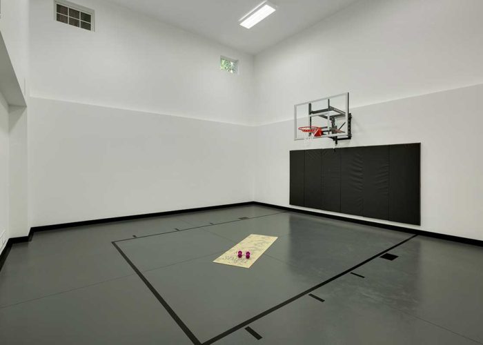 Indoor sportcourt with basketball hoop