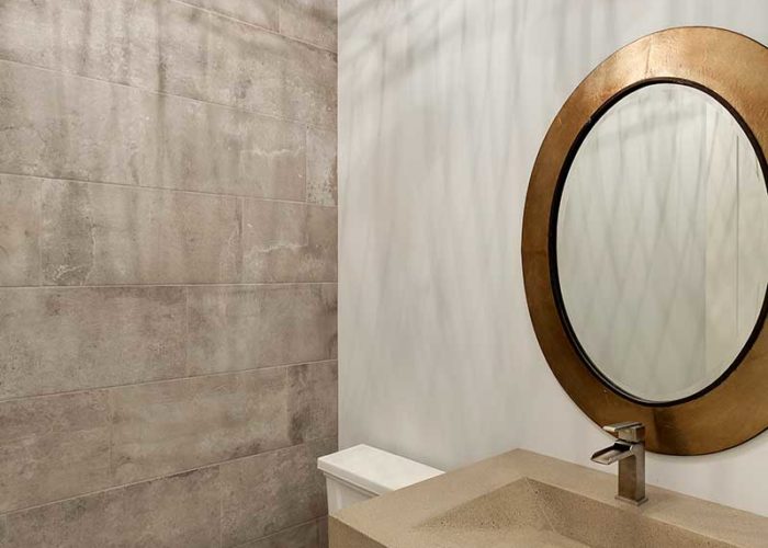 Bathroom with round mirror and chandelier
