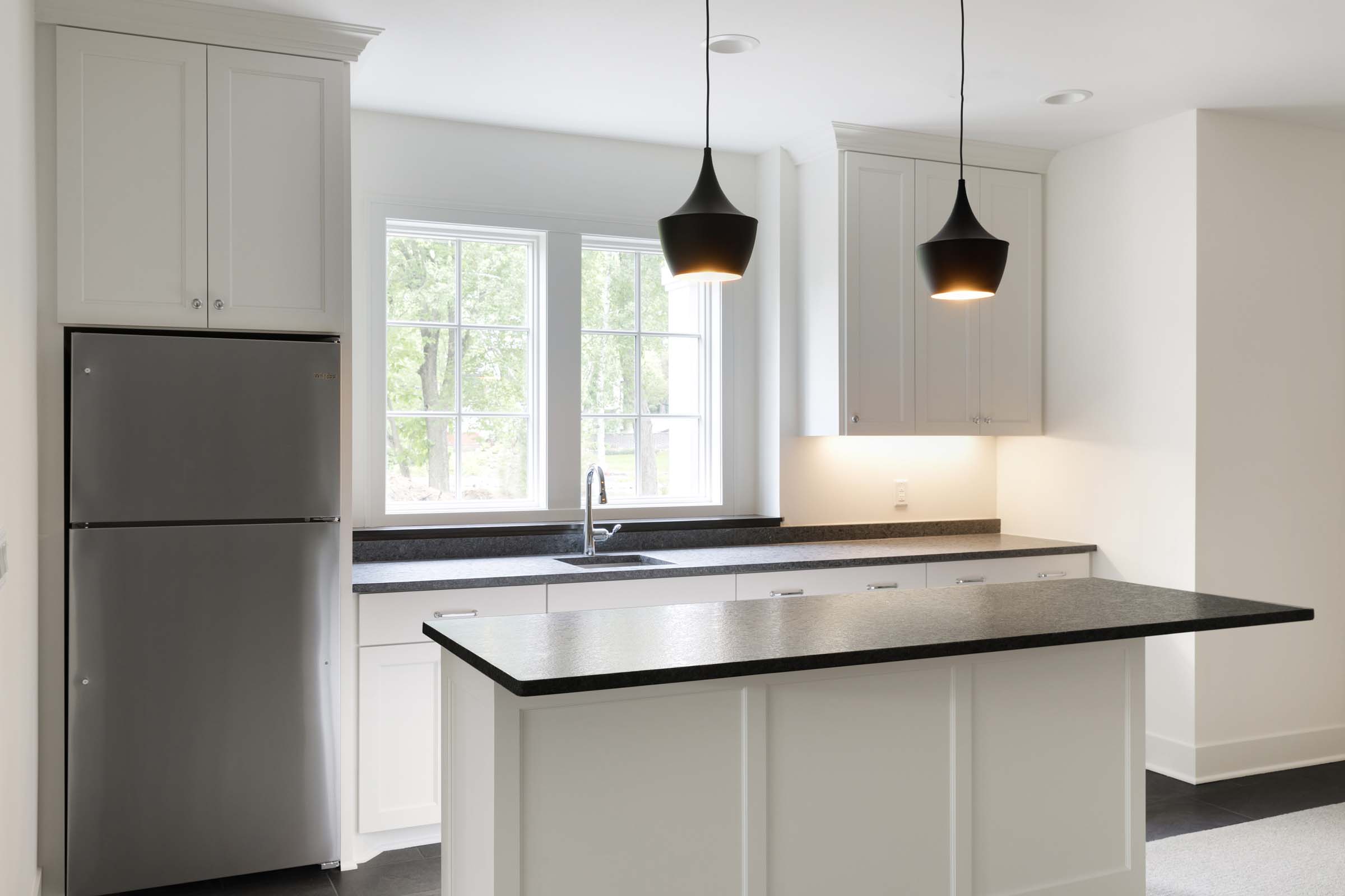 Colonial On The Creek Full Bar With Fridge